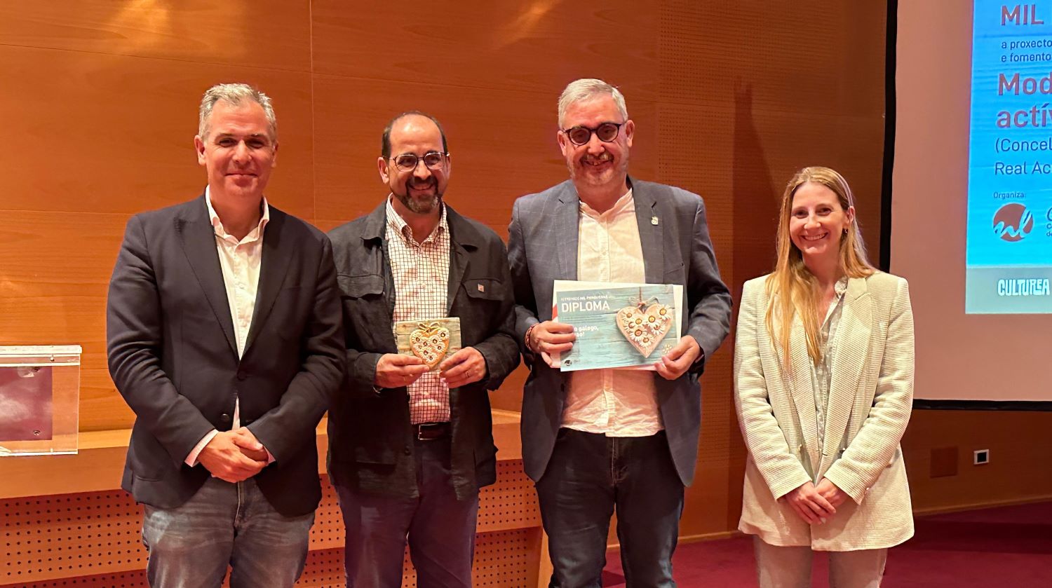 A RAG e o Concello de Ames recollen o premio Mil Primaveras a 'Modo galego, actívao!'