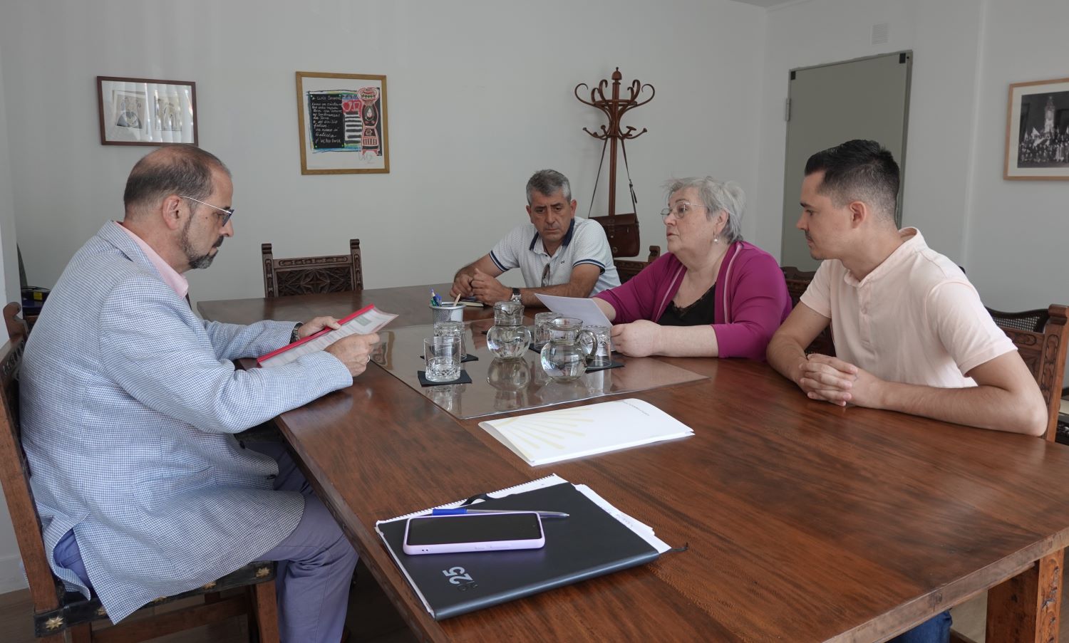 O Concello de Lousame preséntalle á RAG as actividades de divulgación da figura do cura de Fruíme