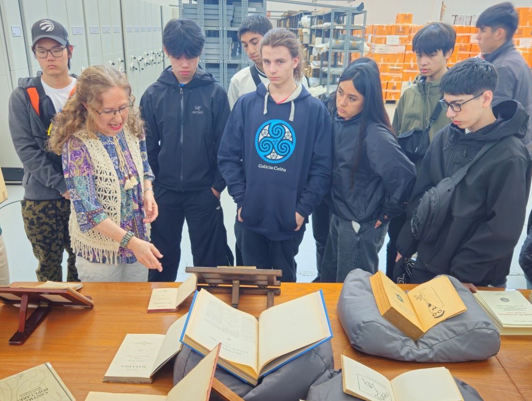 O alumnado do Instituto Arxentino Galego Santiago Apóstolo visita a sede temporal da RAG