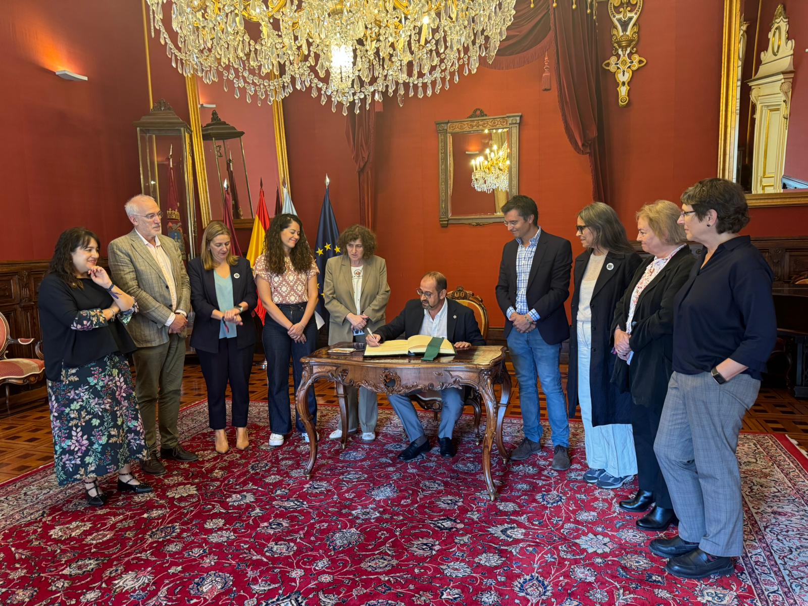 A executiva da Academia entrevístase coa alcaldesa de Santiago de Compostela