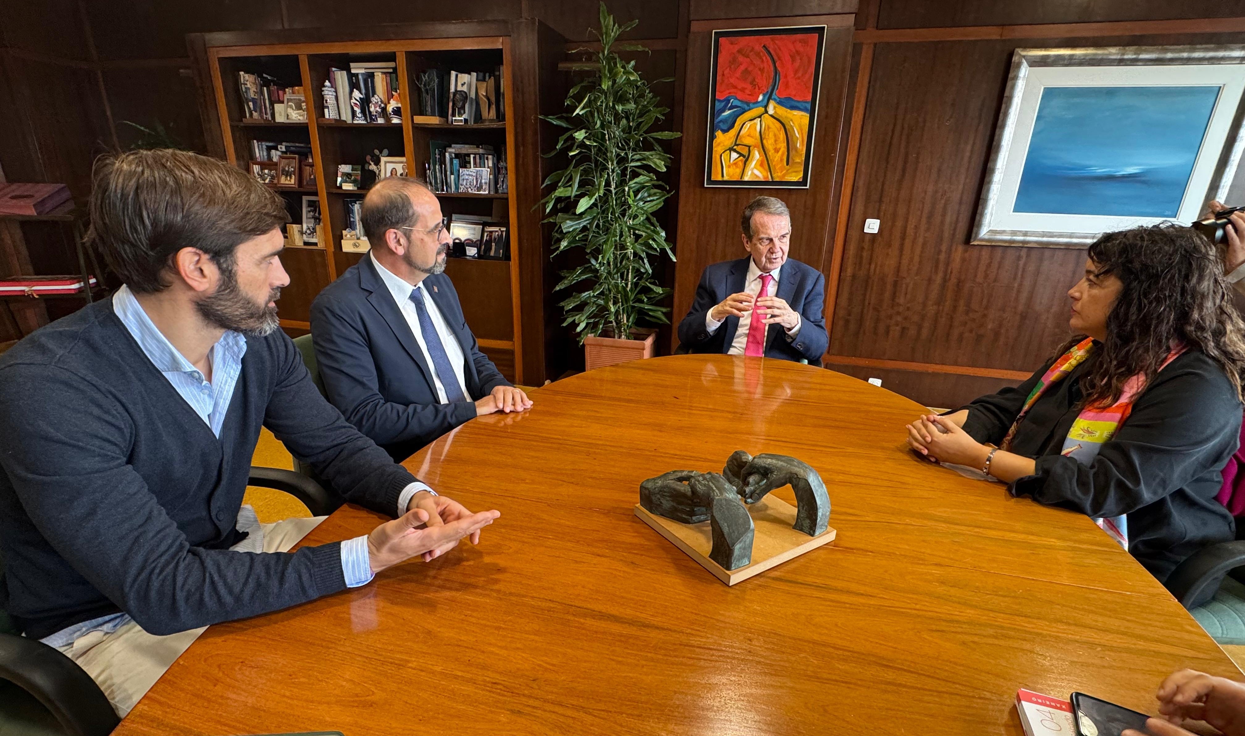 O presidente da Real Academia Galega reúnese co alcalde de Vigo