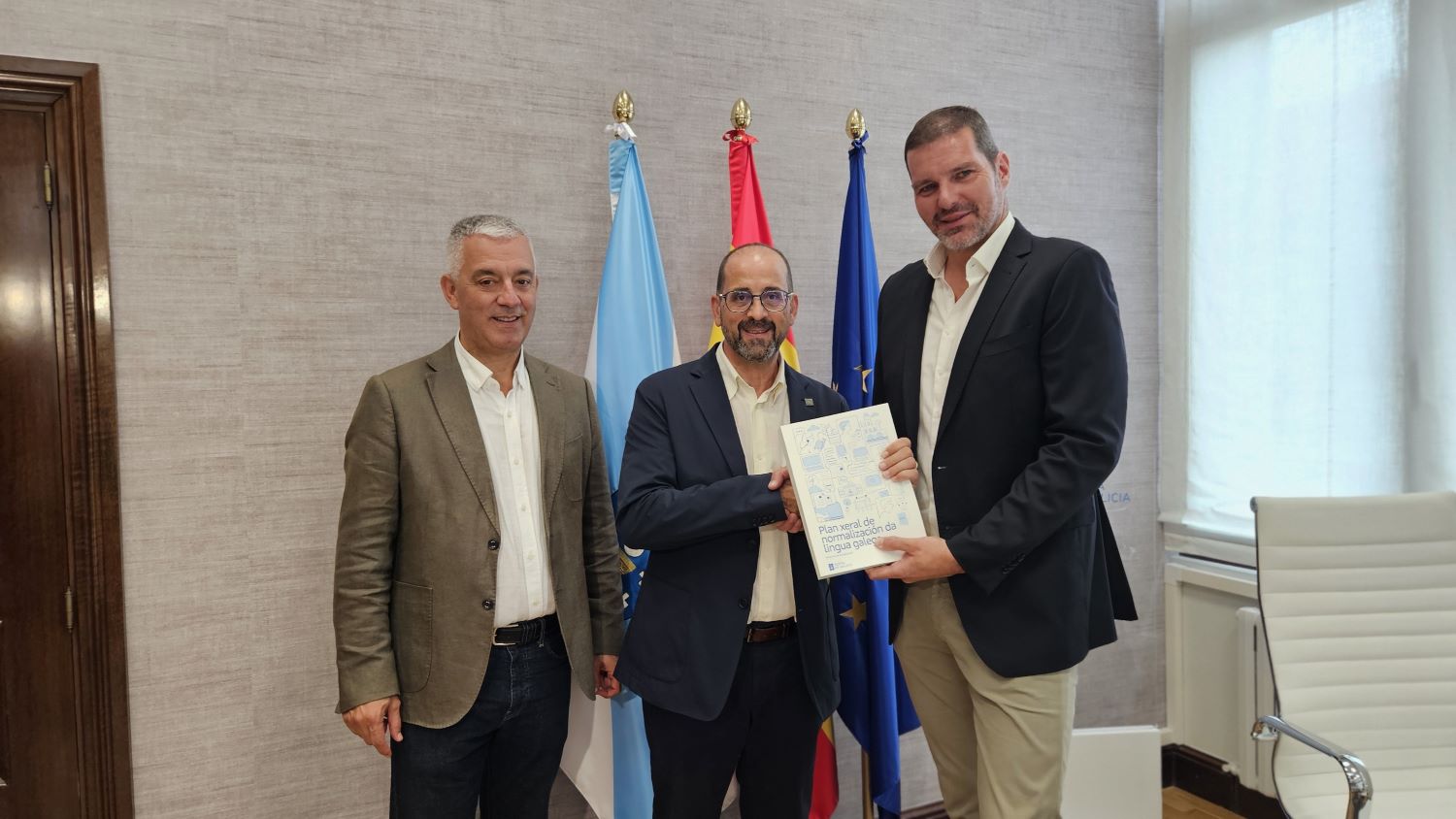 O presidente da RAG recibe a proposta de actualización do PXNL