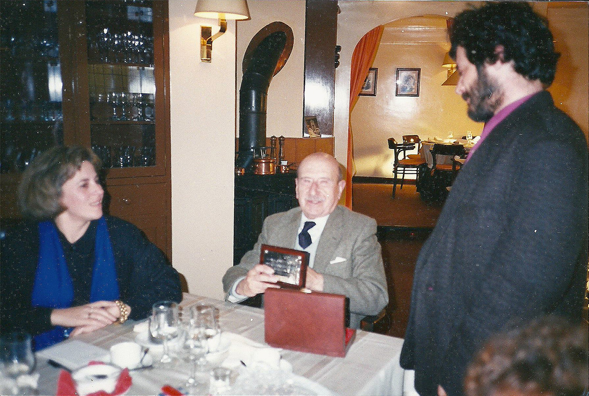 Ricardo Carvalho Calero recibe a placa co nomeamento de presidente de honra da Asociación de Profesores de Lingua e Literatura (Santiago de Compostela, 1988)