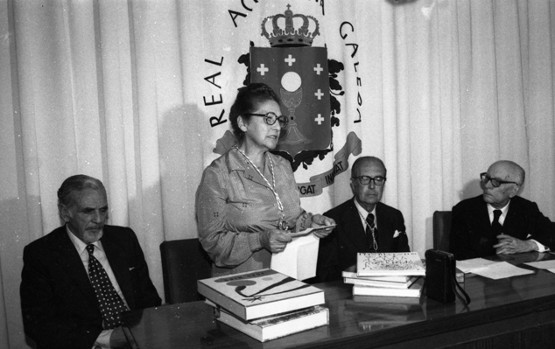 Maruxa Fernández no acto de entrega da biblioteca de Luís Seoane á RAG