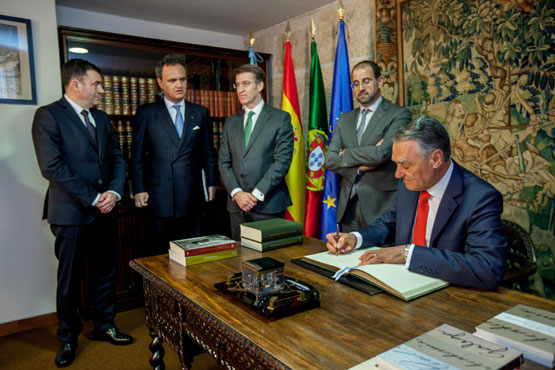 Aníbal Cavaco Silva asinando o Libro de Honra da Academia.