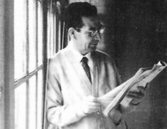 Ramón Piñeiro lendo na galería da súa casa