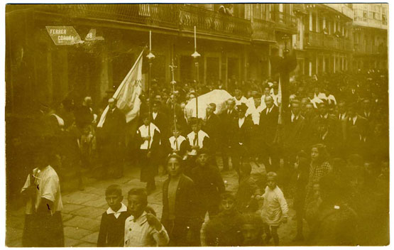 A bandeira das Irmandades da Fala acompaña o paso do cadeleito