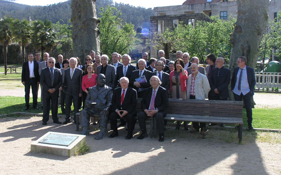 Foto de familia de empresarios e académicos ao par da estatua a Enrique Peinador en Mondariz
