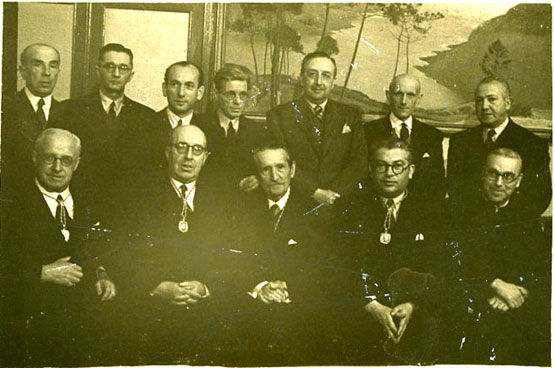 Foto de grupo de Iglesia Alvariño (o cuarto pola esquerda, sentado)