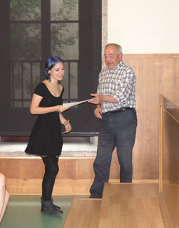 O profesor Salgado facendo entrega do diploma a unha alumna do curso