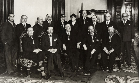 Foto de familia do acto de ingreso de Castelao na Academia
