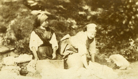 Mulleres lavando roupa no río