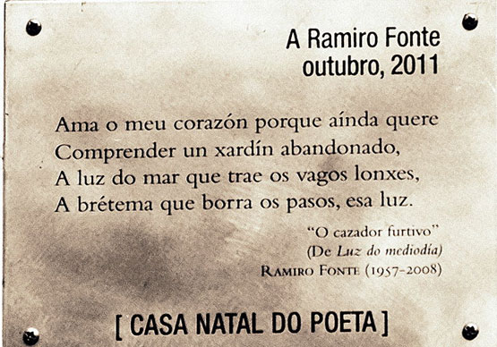 Placa conmemorativa na casa natal do poeta en Pontedeume