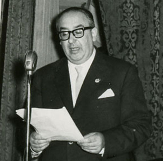 Álvaro Cunqueiro dando lectura ao seu discurso de ingreso na Academia