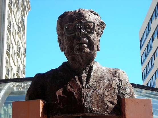Busto de Fernández del Riego na praza do seu mesmo nome, en Vigo