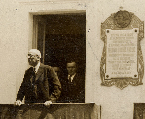 Lugrís Freire no balcón da súa casa en 1930