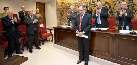 Carlos Zubillaga aplaudido polos Academicos e Academicas en pé