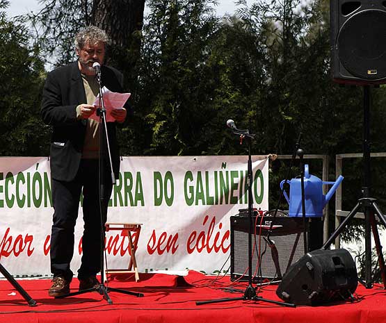 Manolo Rivas mentre lía o seu manifesto en defensa da serra do Galiñeiro