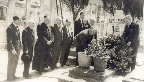 Membros da Executiva da RAG diante da tumba de Manuel Murguía
