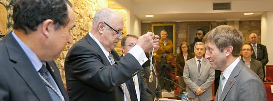 Xosé Luis Regueira recibe a medalla de académico do Presidente da RAG