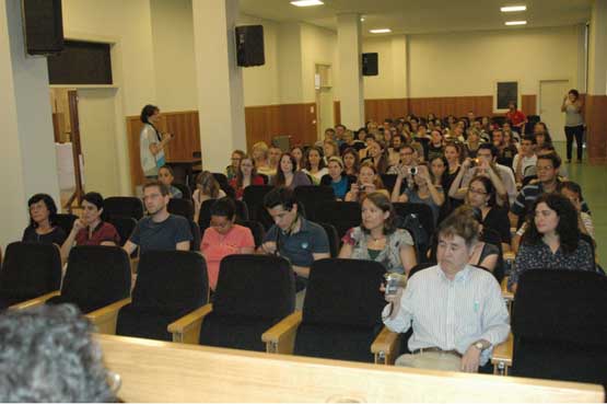 Imaxe dos alumnos e do público asistentes ao acto de clausura