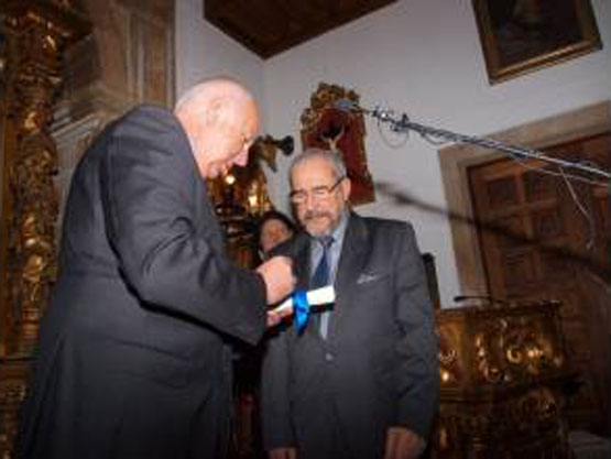 García Bodaño recibe a insignia de Ouro de mans do reitor Casares Long