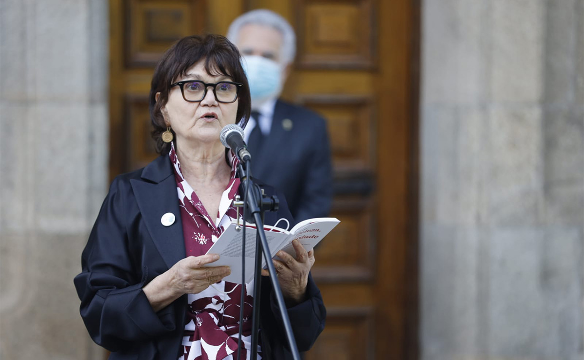 A académica Margarita Ledo le o poema de Carvalho Calero dedicado a Cunqueiro.