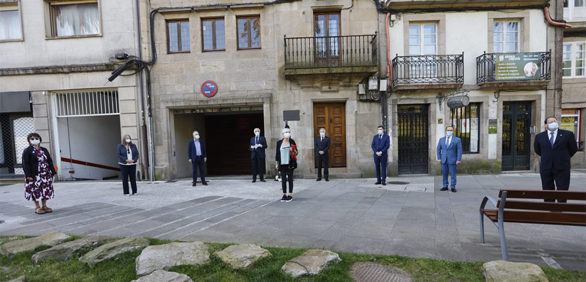 Os participantes no acto ao pé da casa de Ricardo Carvalho Calero en Santiago de Compostela.